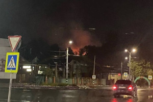 Пожарные отстояли больше половины полыхающего здания в Коврове