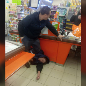 Владимирцы сообщили об избиении вора на глазах у ребенка в магазине