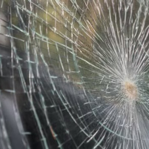 Житель Тульской области разбил лобовое стекло легковушки в Вязниках