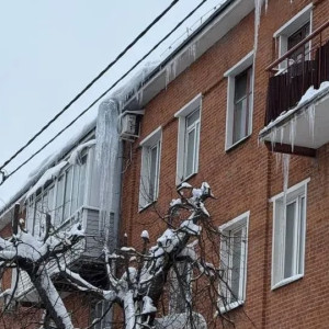 Во Владимире усилили контроль за сосульками на крышах в Октябрьском районе