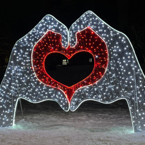 Во Владимире установили арт-объект «Сердце в руках»