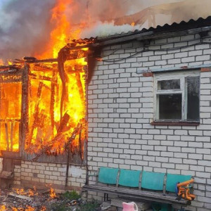 В Струнино 8 спасателей потушили пожар в частном доме