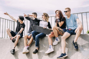 Стало известно, на что чаще тратит молодежь