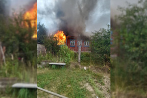 Во Владимирской области огонь охватил частный дом