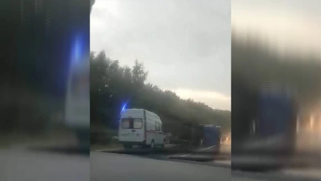 Грузовик перевернулся на трассе под Суздалем: появилось видео