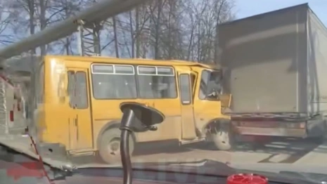 В Александрове автобус врезался в стоящий прицеп машины