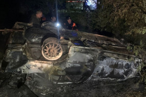 Во Владимирской области автомобиль после ДТП вылетел в кювет и загорелся