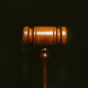 Во Владимире предприниматель избежал срока за выпавшего из окна каменщика