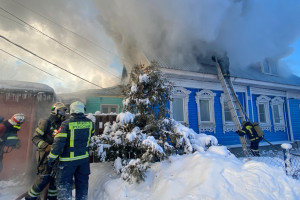 Случайно проходивший мимо пожарный спас людей из горящего дома в Коврове