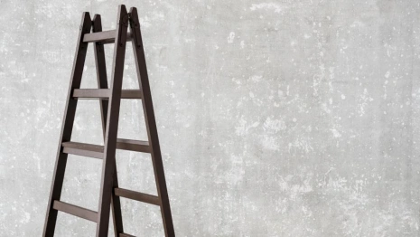 В Гусь-Хрустальном продавец-кассир отсудила деньги у работодателя за падение с лестницы