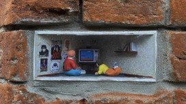 Владимирские художники начали прятать миниатюры «в кирпичиках» в зданиях по всей России