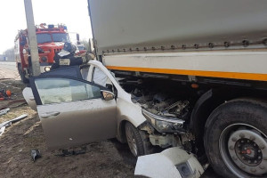 Под Владимиром легковушку смяло после столкновения с фурой