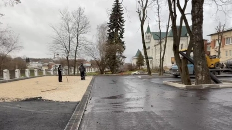 Во Владимире начали укладывать второй слой асфальта на парковке у «Красного креста»