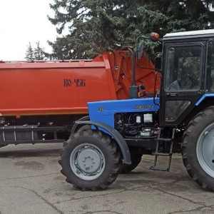 Владимирская область передала Докучаевск мусоровоз и трактор