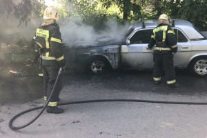 Во Владимире сгорела припаркованная у суда «Волга»