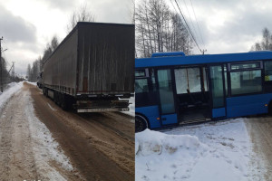 В Гусь-Хрустальном районе автобус и фуры перекрыли дорогу