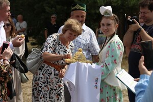 Во Владимире победителю борьбы на Сабантуе традиционно подарили живого барана