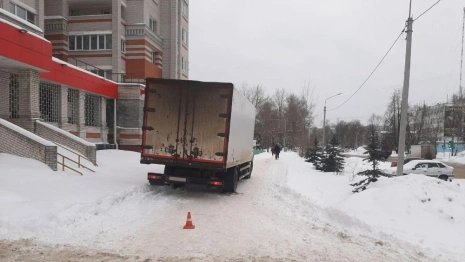 Во Владимирской области КамАЗ сбил 80-летних пешеходов