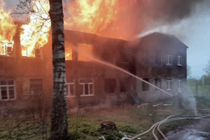 Во Владимирской области мощный пожар охватил нежилой дом