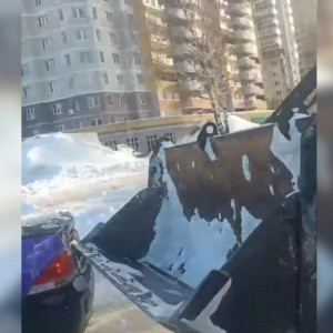 Во Владимире снегоуборочный трактор въехал в легковушку автошколы