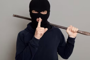 Житель Мурома в балаклаве избил следователя битой