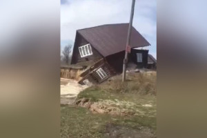 История о рухнувшем в Оку доме дошла до владимирского губернатора