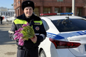 Во Владимире сотрудники ДПС подарили автомобилисткам цветы к 8 марта