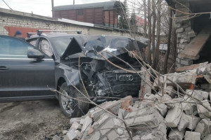 Во Владимирской области водитель иномарки потерял сознание и врезался в гараж