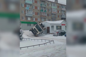 В Юрьев-Польском фура с продуктами упала на цветочный магазин