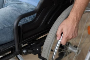 Во Владимирской области инвалида без ног оставили в аварийном доме