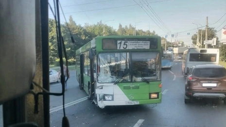Во Владимире автобус попал в ДТП и вылетел на встречку