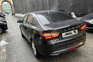 Владимирский депутат впервые прокатился на отечественной «Ладе Весте»
