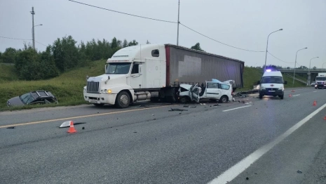 В ДТП с двумя легковушками и фурой под Александровом погиб один и пострадали два человека