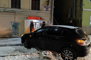 Во Владимире автомобилистка на Opel Astra влетела в цветочный магазин