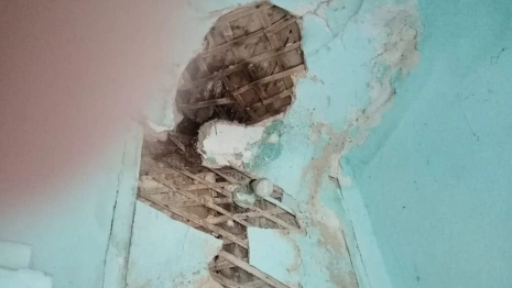 В Александрове на жильца дома рухнул потолок