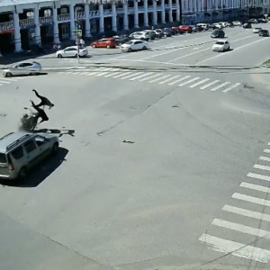 В центре Гусь-Хрустального байкер влетел в легковушку