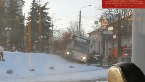 Во Владимире пассажирский автобус вылетел с дороги