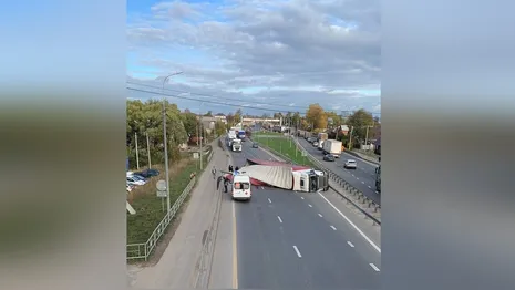 Перевернувшаяся фура перекрыла трассу М-7 во Владимирской области