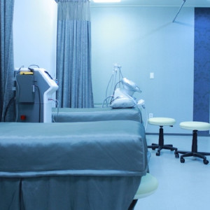 Фигуриста Костомарова решили оставить в реанимации еще на 3 месяца