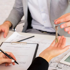 Россиянам до 35 лет могут компенсировать половину аренды жилья
