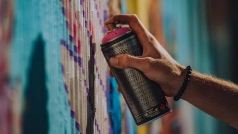 Уличного художника осудили за пацифистское граффити во Владимире