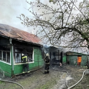 При пожаре в частном доме в Лакинске пострадал человек