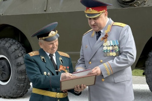 Руководитель владимирского Следкома вручил медаль бывшему узнику концлагеря Юрию Ерошенко