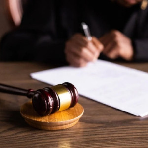 Во Владимирской области экс-чиновницу отправили под суд за присвоение муниципальной трешки