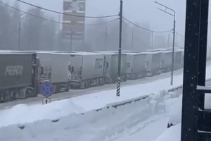 На Пекинке во Владимире выросла глухая пробка из фур