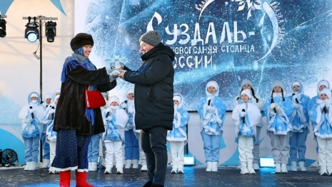 Суздаль передал Кирову символ новогодней столицы России