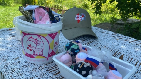 Бабушка из Владимирской области сделала обереги для бойцов СВО