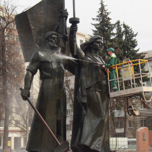 Во Владимире вымыли обелиск на площади Победы