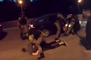 Во Владимире задержали наркокурьеров: момент попал на видео