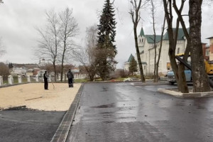 Во Владимире начали укладывать второй слой асфальта на парковке у «Красного креста»